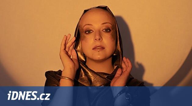 VİDEO: Yaz bana güç veriyor. Anna Julie Slováčková yeni bir şarkı sunuyor