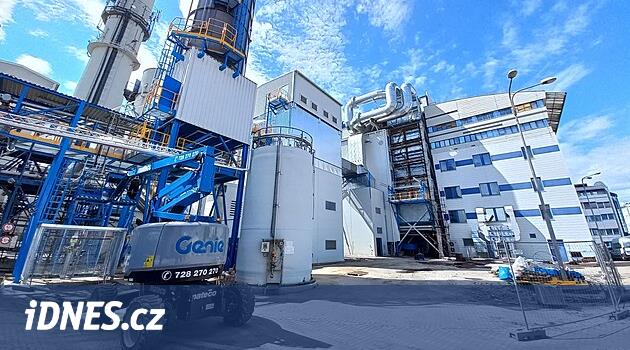 Budějovice ısıtma tesisi, kahverengi kömür yakmak zorunda kalmamak için talaşlı bir kazanı test ediyor