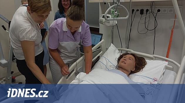 Geleceğin hemşireleri robotik hastalar konusunda özel bir merkezde eğitim alıyor