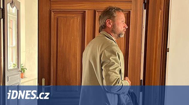 Avcı, orman çitlerinde buzağılı geyiği sopayla öldürdü, avlanması yasaklandı