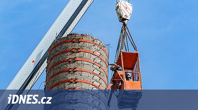 Eski tekstil fabrikası Mosilana'nın bacası çöküyor, ilk harekete geçenler dağcılar oldu