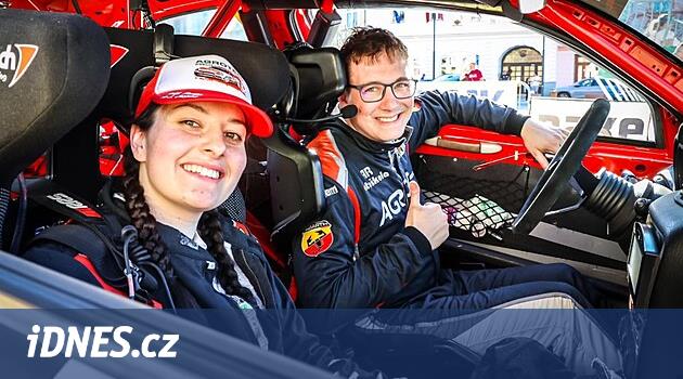 Ralli pilotu, navigatörle sürüş konusunda kadın sesinden hoşlandığımı söylüyor