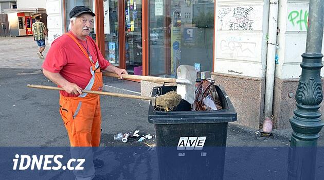 Dağınık ve ıslak sokaklar.  Festival Vary sabahları hep çöple dolu oluyor