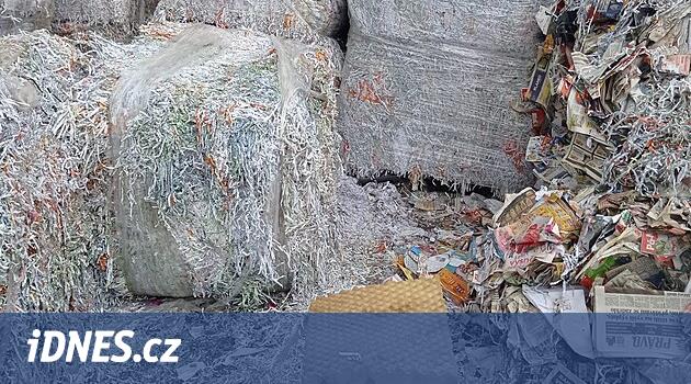 Adam 100 kiloluk bir kağıt destesinin altında ezildi ve bir helikopter hammadde toplamak için uçtu