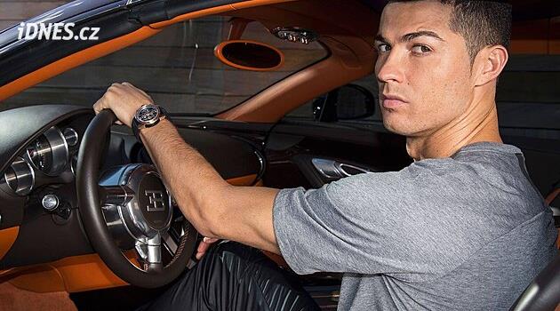 Ronaldo dans ediyor, Messi bir robot ve Neymar şortuyla koşuyor