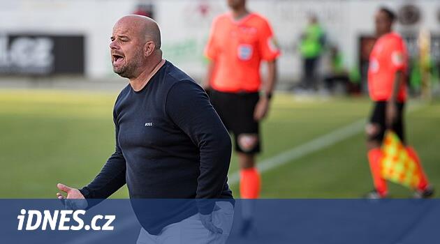 Bir yıl içinde doğrudan terfi istiyoruz.  Kamp koçu, artık şansın bir parçasının kaybolduğunu düşünüyor