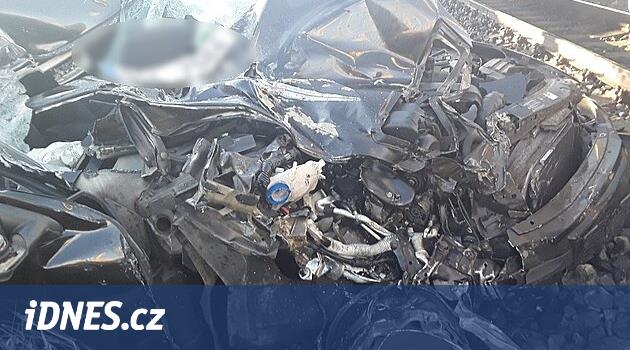 Üç mil başına ehliyet sahibi bir sürücü, arabasını platforma sıkıştırdı ve bir tren tarafından süpürüldü