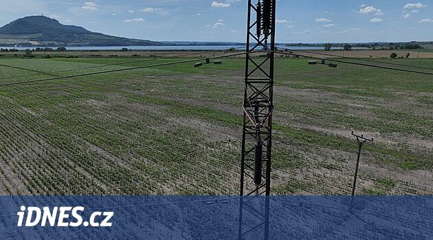 Arızayı tespit etmek için artık tırmanma direklerine gerek yok.  Drone'lar enerji çalışanlarına yardımcı olacak