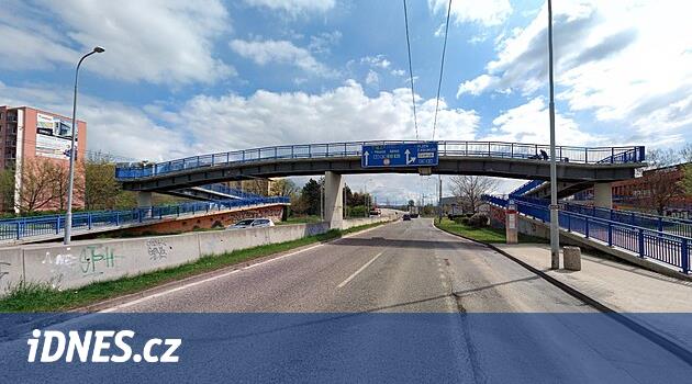 Budějovice'deki Strakonická üzerindeki yaya köprüsünü kapatacaklar ve trafik ışıklı bir geçit ekleyecekler