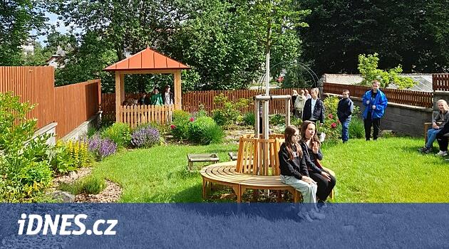 Polen kütüphanesinde orman yerine sizi dinlenmeye davet eden yeni bir yaz bahçesi var
