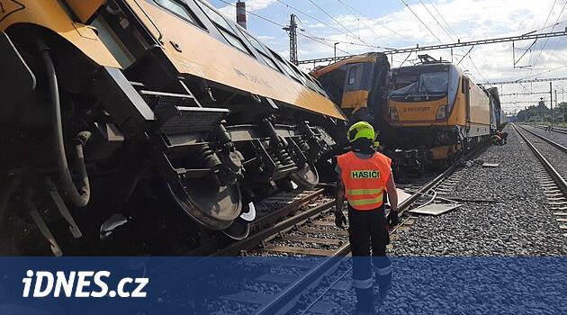 Vinçler de lokomotiflerin kaldırılmasına yardımcı oluyor, gece saatlerinde raylardaki trafik durdurulacak