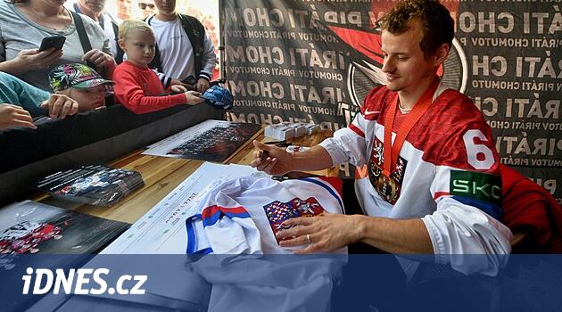 Chomutov kahraman Kämpf'ı karşıladı, altın hokey sopası şöhretler listesine gidecek