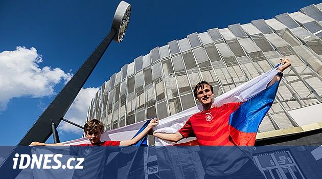 Tribünlerde harika seyirciler ve kuyruklar var.  Hradec'teki kapalı gişe, futbolcuları Euro'ya gönderdi