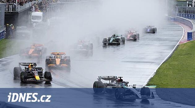 Önemli anlarda çok fazla hata var.  Hayal kırıklığına uğrayan Russell sezonun ilk podyumunu kutlayamadı