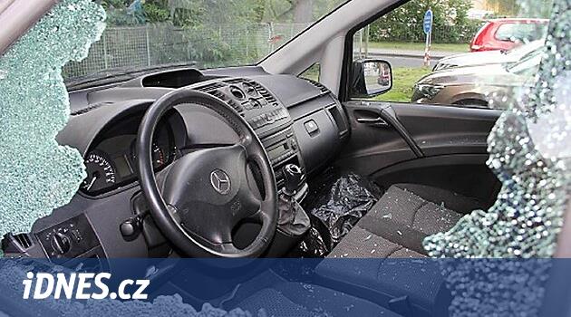 Bir isyancı gece Cheb'de dolaşırken saldırıya uğradı.  Vitrinleri camladı, sopayla arabaları dövdü