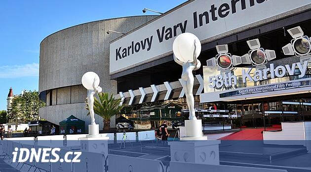 Vary'deki Mumraj.  Festival hazırlıkları tamamlanıyor, sabah saatlerinde bilet satışları başlayacak