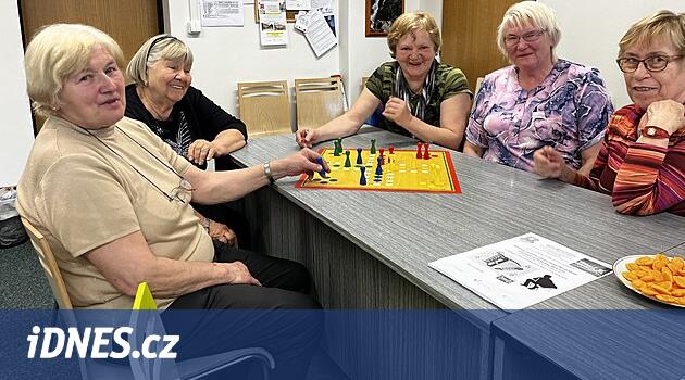 Yaşlılar kulübünün üyeleri yalnızlıktan korkar ve dedikodudan hoşlanırlar.  En küçüğü 25 yaşında