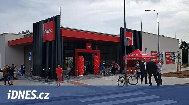 Sabahtan bu yana kuyruklar oluştu.  Chodov'daki Penny Market yeniden açıldı, orijinal mağaza yandı