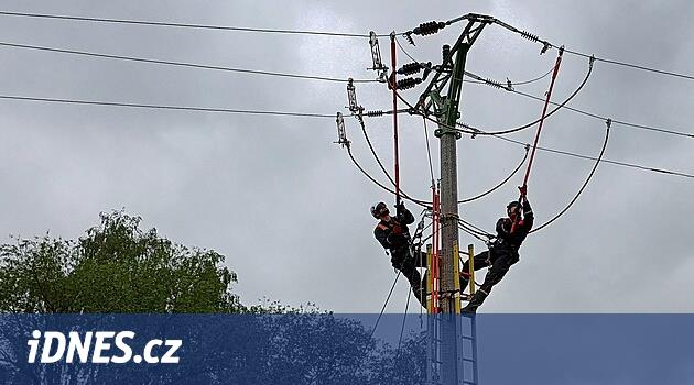 Teknisyenler yeni test sahasında yüksek voltaj altında çalışma pratiği yapıyor