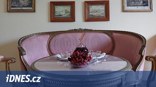 Sanki soylular Bečov'u hiç terk etmemiş gibi.  Kale onun hayatından kesitlerle canlandırılıyor
