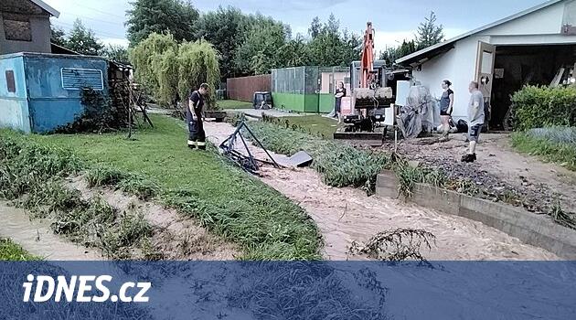 Yıkılan köyler hasarı temizlemeye devam ediyor.  Erozyon önleyici koruma bir yerde eksikti