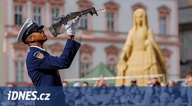 Olomouc şeref kıtası geçit törenini alkışladı, Amerikalılar da bu kıtadaki becerilerini sergilediler