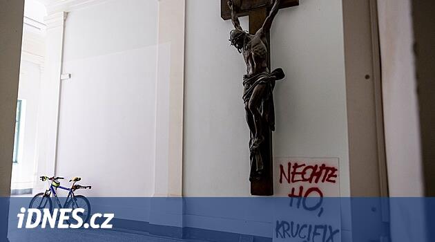 Uyuşturucu ve aktivizm.  Sanatçılar AVU ve Ulusal Galeri'nin yönlendirmelerine sert bir şekilde karşı çıktılar