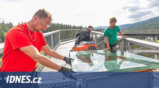 Uçuruma bakmak.  Krkonoše yoluna camdan bir gözetleme alanı verildi
