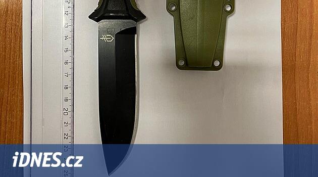 Adam, kasabadaki bütün pisliklerden kan akacağını söyleyerek tehdit etti.  Onun için havai fişeklerin bitti
