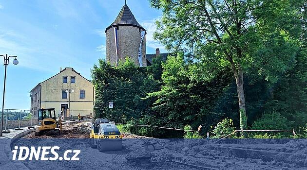 Ev sahibi, evdeki çatlakların sokak onarımlarından kaynaklandığını belirtiyor. Şirkete göre onlar daha yaşlı