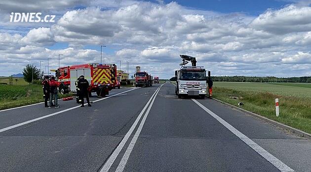 Prag istikametindeki D11 otoyolu kaza nedeniyle kapatıldı.