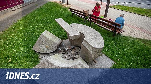 Jablonec'te bir elma parçalandı.  Heykelin demirlemelerinin gevşetilmesinin sorumlusu sıcak günler