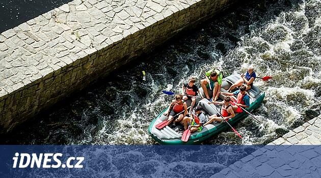 Vltava'daki tekneciler yeni nehir haritalarının rehberliğinde uzun hafta sonunun avantajlarından yararlanacak