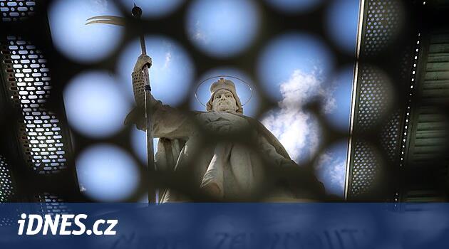 Eş zamanlı onarımlar  Çek topraklarının koruyucu azizi, zamanla ve vandallar tarafından yok edilen fırtına tapınağı
