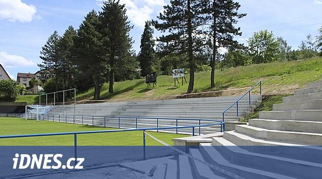 Humpolec futbol stadyumundaki tribünleri onarıyor ve orada yeni tesisler hazırlıyor