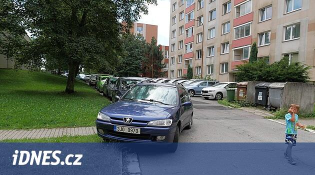 Žďár'ın amacı arabalar için yeterli park alanına sahip olmaktır.  Ancak vatandaşlar bunun ne kadara mal olacağını bilmiyor.