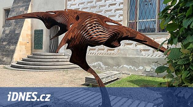 Baktığın her yer çelik. Yazar dev heykelleri onlarca metreden düşerek bile deforme ediyor