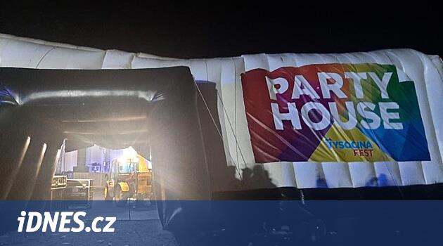 Festivalde yaşanan izdihamda 7 kişi yaralanırken, elektrik kesintisi sonrası panik yaşandı.