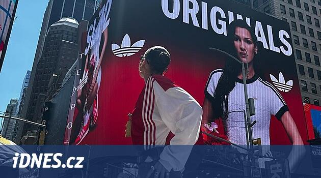 Adidas spor ayakkabı reklamıyla abarttı. Nişanlı model kullandığı için özür diledi
