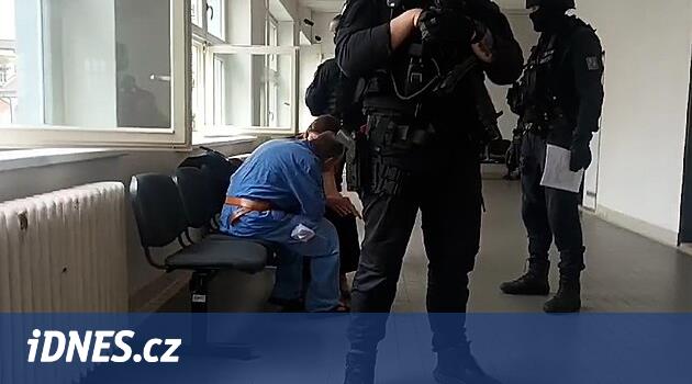 Bir adam sıradan bir tartışma yüzünden benzin istasyonunda tanıdığını vurdu, sarhoş gibi davrandı