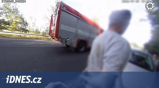 VİDEO: Kurtarma şeridine geçti, polisle kovalamacanın ardından çalıların arasına saklandı