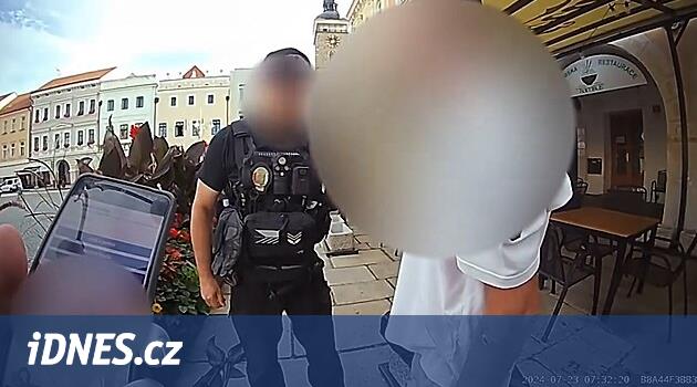 Çiçekleri ortasından koparıp kadınlara verdi.  Memurlara Colorado'da şerif olduğumu söyledi