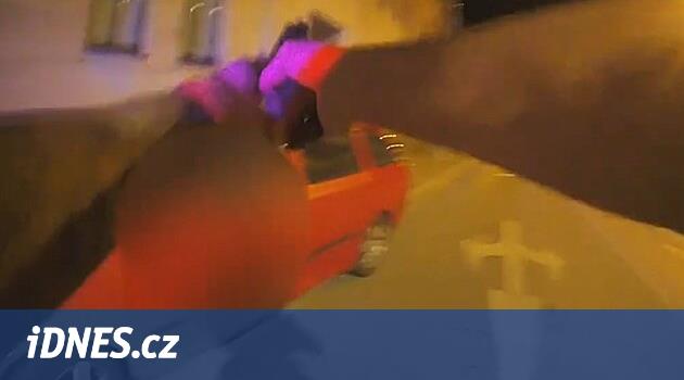 Binde üç ile Budějovice'de zikzak çizdi, sadece sivri uçlu bir silah onu arabadan çıkardı