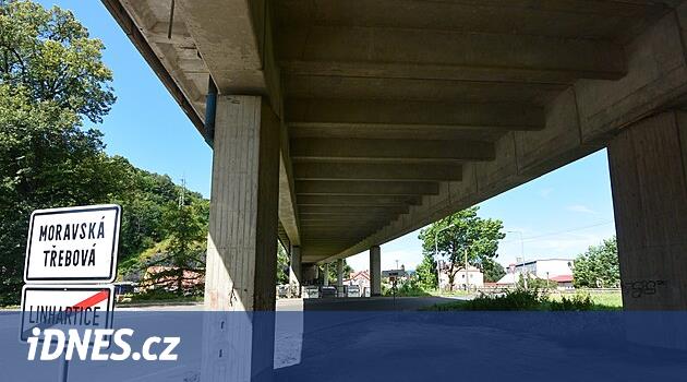 Moravya'ya giden yoğun yol üzerindeki köprü kötü durumda, D35'in tamamlanması bekleniyor