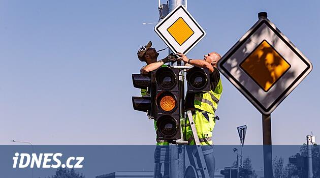 Brno, kırmızı ışıkta geçen insanlara ceza keseceğine söz verdi, ancak sistem bir yıl geçmesine rağmen çalışmaya başlamadı