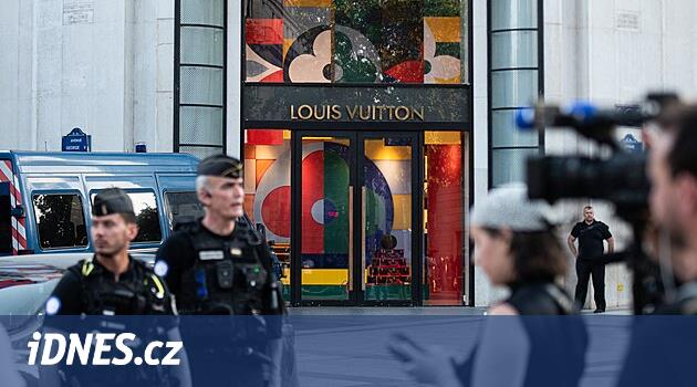 Un homme a poignardé un policier sur un boulevard luxueux de Paris. Ils lui ont tiré dessus