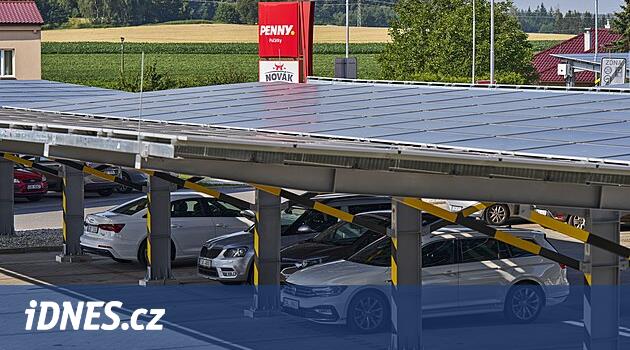 Počátky'de Penny, Çek Cumhuriyeti'nde park etmiş arabaların üzerinde ilk fotovoltaik sistemi başlattı