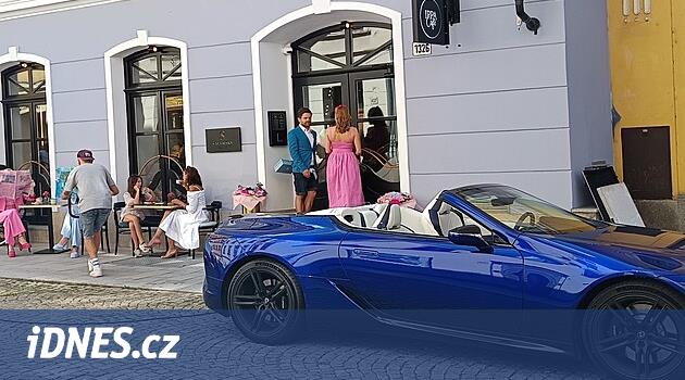 Jihlava'daki yeni otel henüz açılmadı ancak Mádl burada bir video klip çekti.
