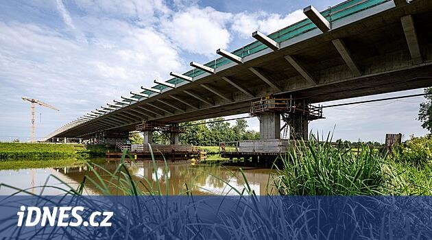 Dakikada hareket ölçerin hızı.  Çek Cumhuriyeti'ndeki en büyük halat köprüsü Elbe'yi çoktan aştı