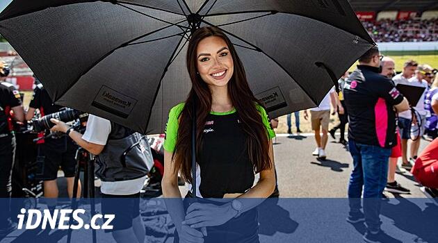 RESİM: Güzeller, hızlı makineler, yıkıcılar ve başkan. Most'ta süper bisikletler eğlenceliydi